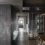 Couloir intérieur avec cave à vin du Chalet N°14 à Verbier